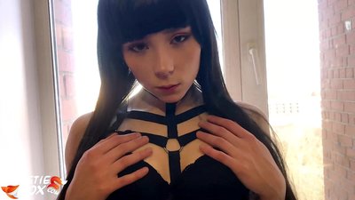 ਗਰਮ Brunette ਪੈਸੇ ਲਈ ਡੂੰਘੇ ਅਤੇ ਸੰਵੇਦਨਸ਼ੀਲ fucked ਚੂਸਦਾ